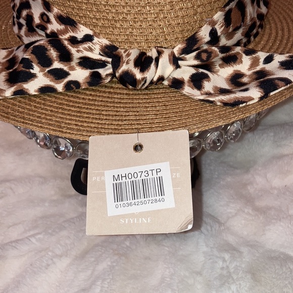 🆕️🆑️Adorable Summer Hat with Leopard embellishment. - Picture 3 of 8